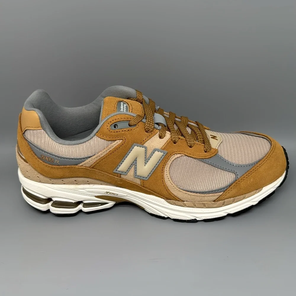 New Balance 2002R U2002RCE Beige Grey Running Shoes Men's Sz 10.5D Women's Sz 12